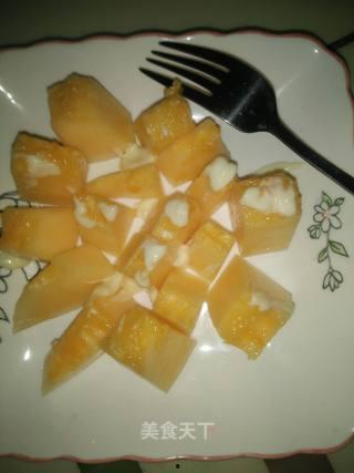 美女吃哈密瓜冰镇,美女尽享哈密瓜冰镇美味