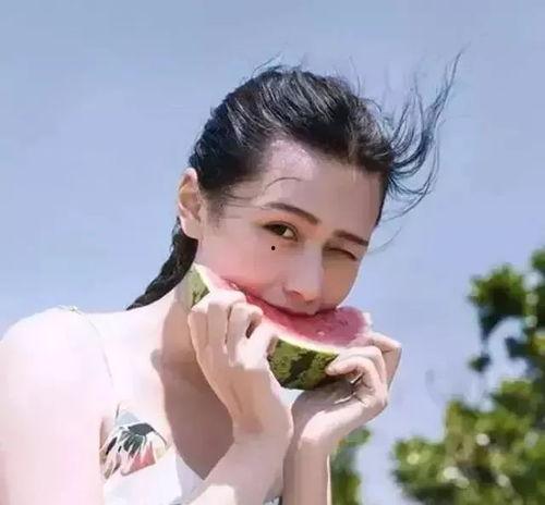 简单吃瓜头像女孩图片,简单吃瓜头像女孩的清新魅力